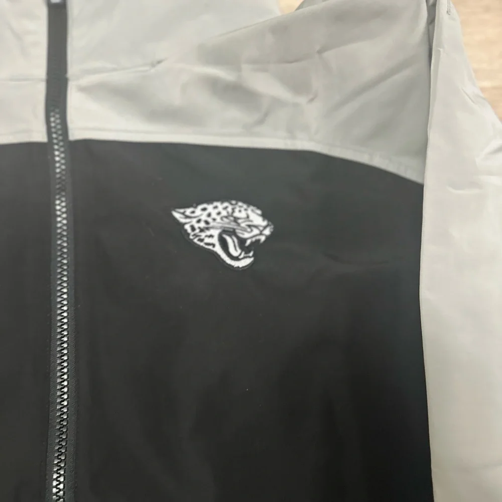 **NEW** Jacksonville JaguarsCutter & Buck Black and Light Gray Jacket sz Large - Picture 2 of 6